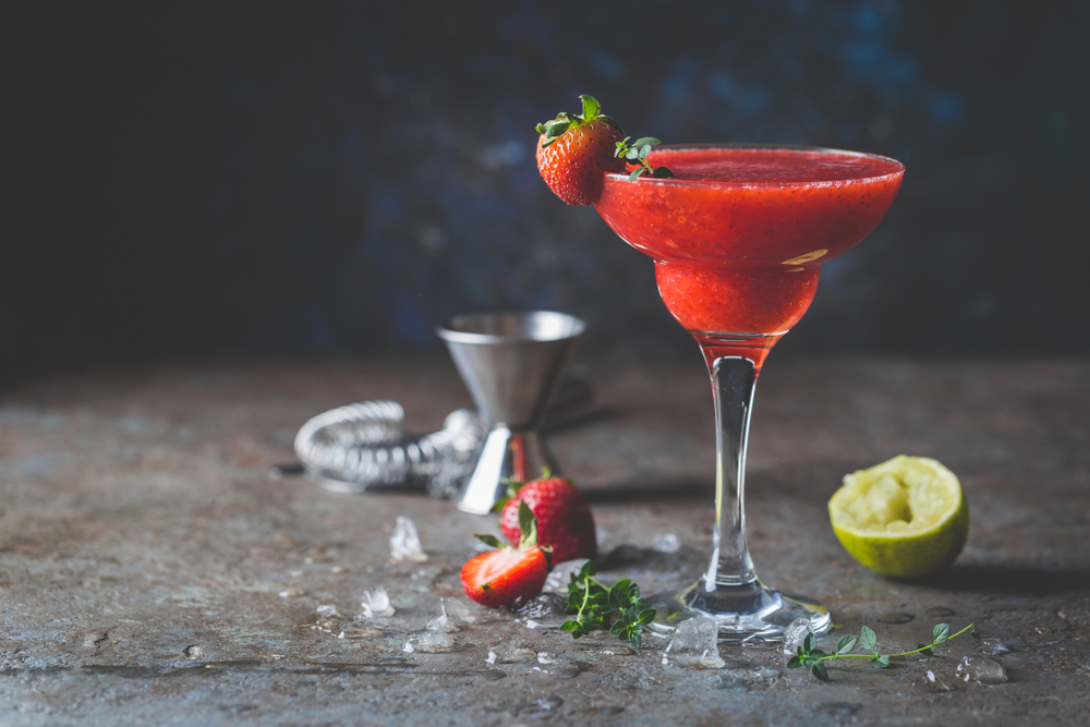 Ice,Strawberry,Alcohol,Cocktail,With,Lime,And,Rum,In,A