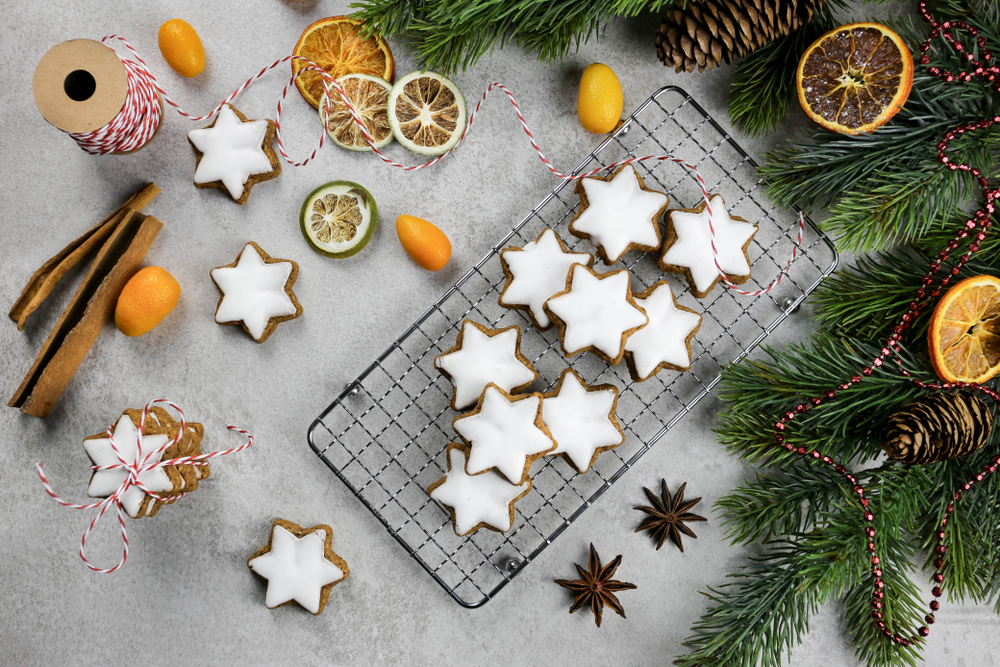 Christmas,Traditional,German,Cookies,,Cinnamon,Stars,,With,Fir,Branches,,Dried