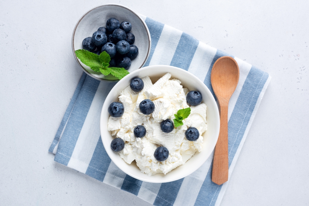 Cottage,Cheese,,Quark,Or,Curd,In,Bowl,Served,With,Blueberries