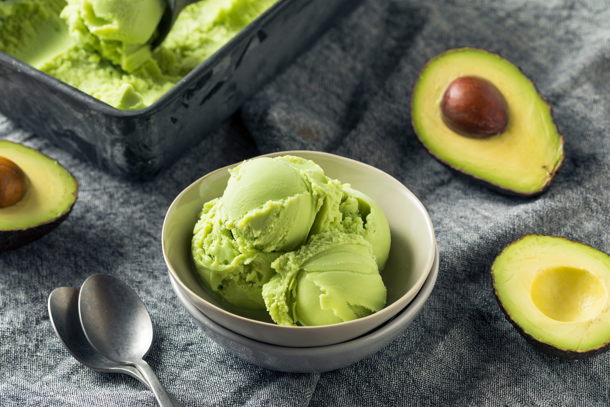 Hausgemachte grüne Bio-Avocado Eis Vorbereitung zum Essen