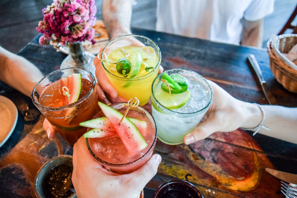So wirst Du zum Cocktail-Kenner: Kuriose Fakten rund um die alkoholischen Drinks